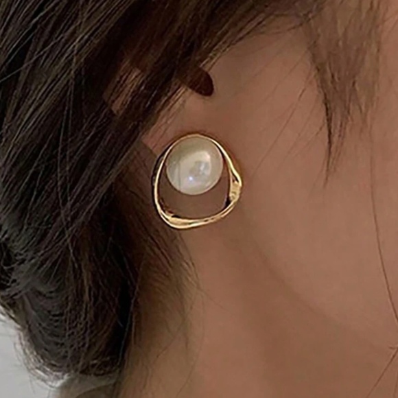 Classic Gold Tone Vintage Style Faux Pearl Earrings - Picture 2 of 2